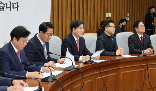 권성동 국민의힘 원내대표(가운데)가 4일 국회에서 열린 원내대책회의에서 발언하고 있다.[연합뉴스]